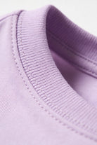 Camiseta de dama casual cuello redondo en color lavanda con detalle de cuello.