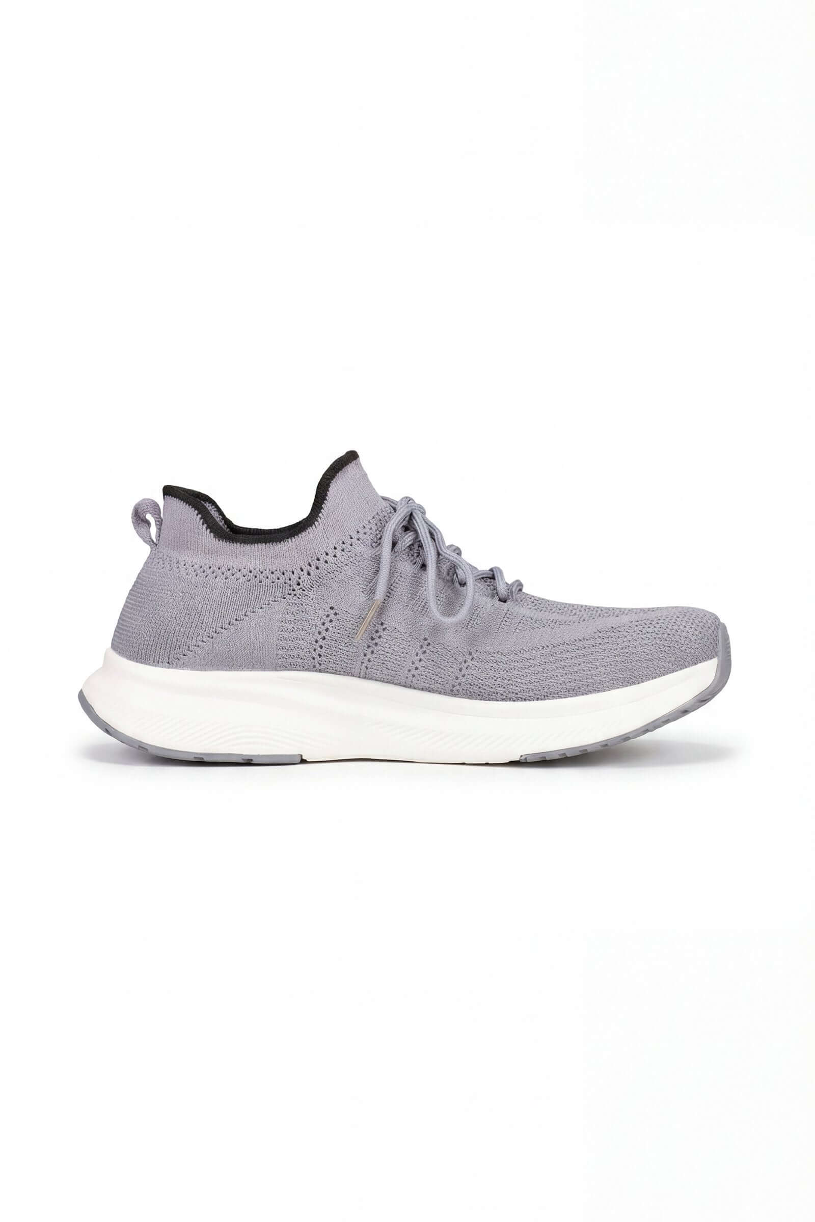 Tenis de dama deportivo en color gris claro, ideal para actividades deportivas y comodidad diaria.