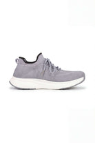 Tenis de dama deportivo en color gris claro, ideal para actividades deportivas y comodidad diaria.