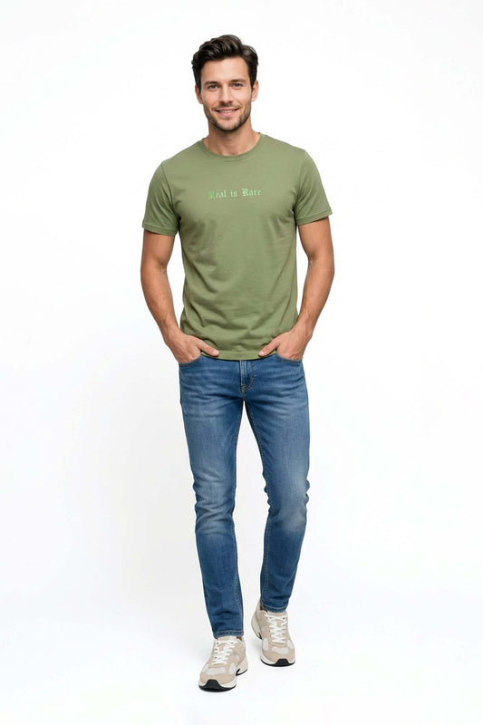 Jean de hombre básico modelo masculino con camiseta verde y pantalones azules
