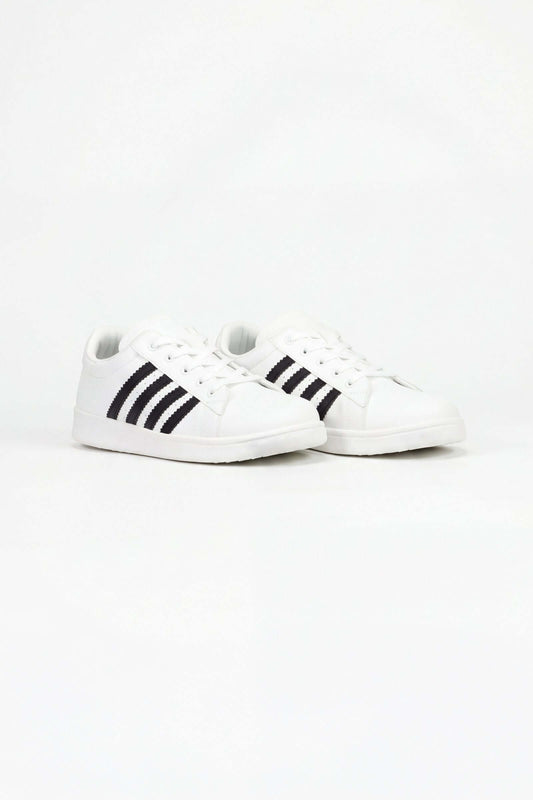 Tenis de hombre casual, modelo blanco con tres franjas negras, ideal para un look diario.