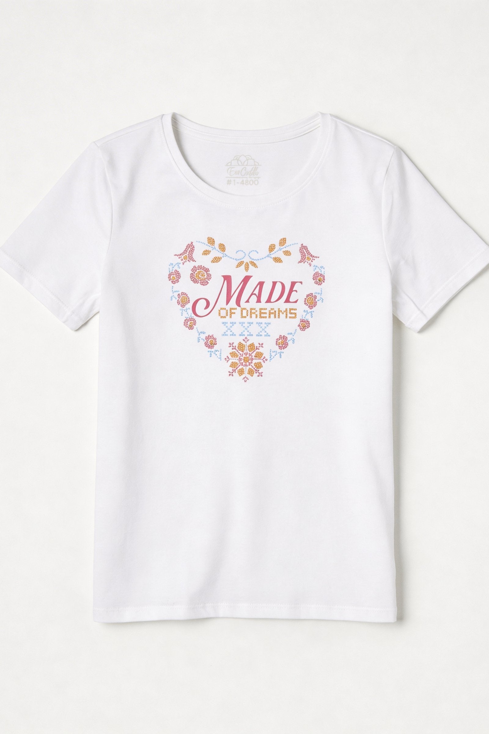 Camiseta de dama casual cuello redondo blanca con diseño de corazón 'Made of Dreams'.
