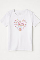 Camiseta de dama casual cuello redondo blanca con diseño de corazón 'Made of Dreams'.