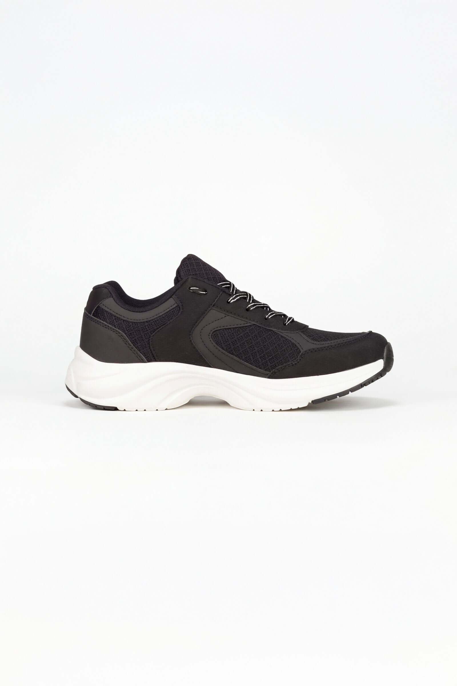 Tenis de dama deportivo en color negro, ideales para actividades deportivas y uso diario.