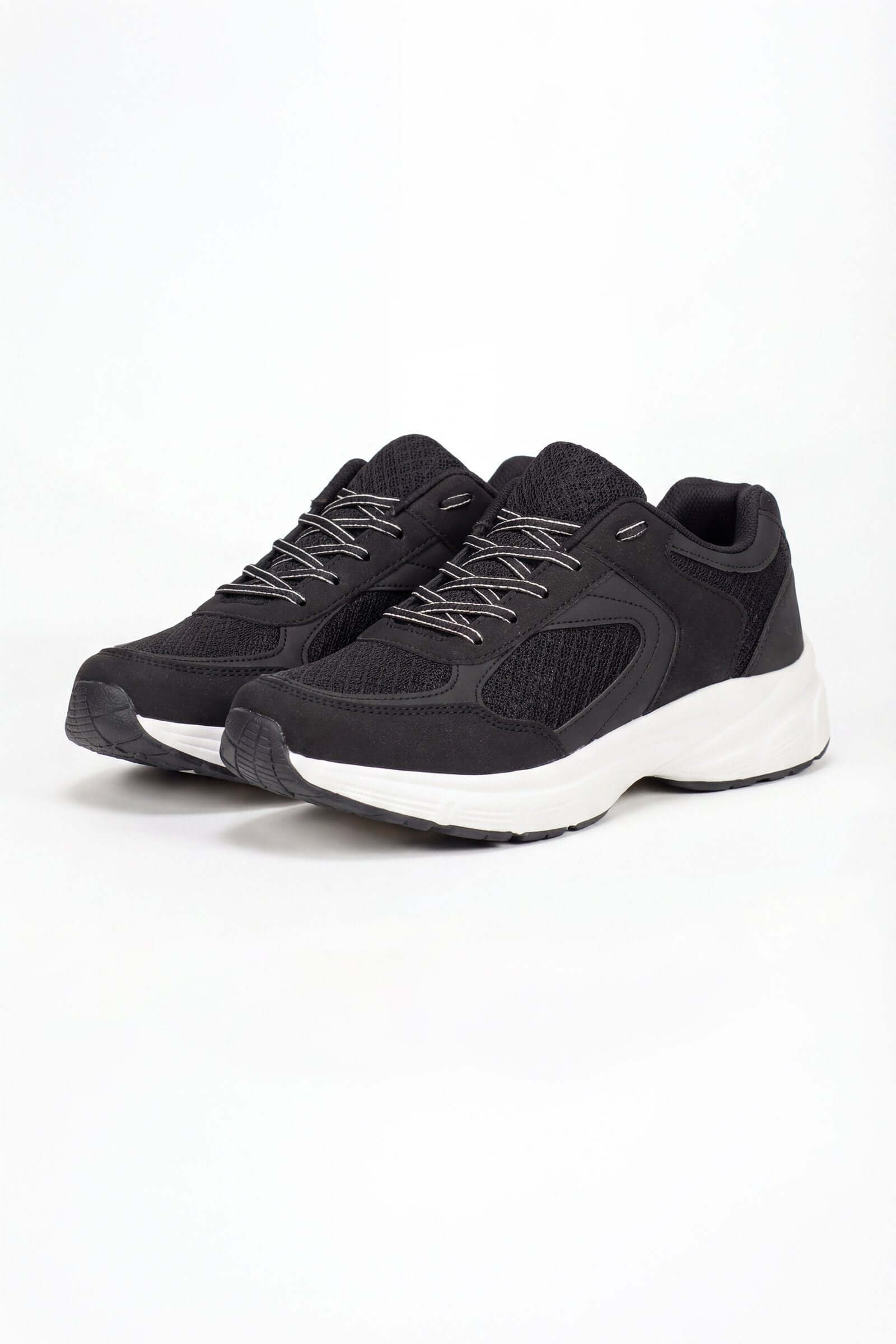 Tenis de dama deportivo en color negro con detalles en blanco, ideales para actividades deportivas.
