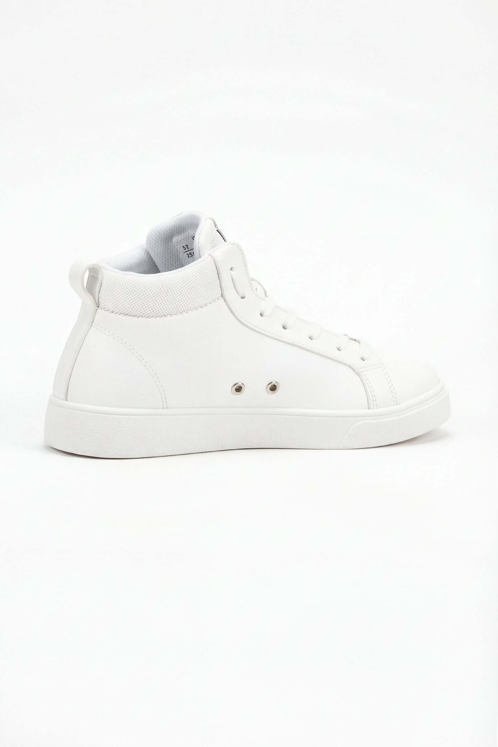 Tenis de dama casual en color blanco, con diseño moderno y cómodo para uso diario.